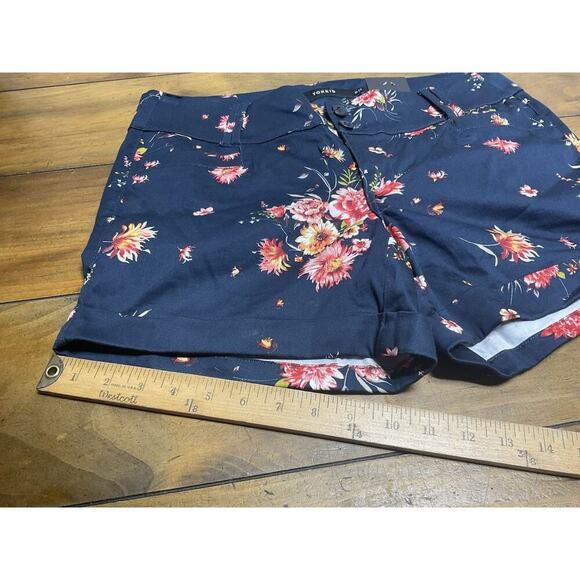 Torrid Sateen Short Cuffed Hems Stretchy Sheeny Navy Floral Size 10 NWT - Picture 11 of 12